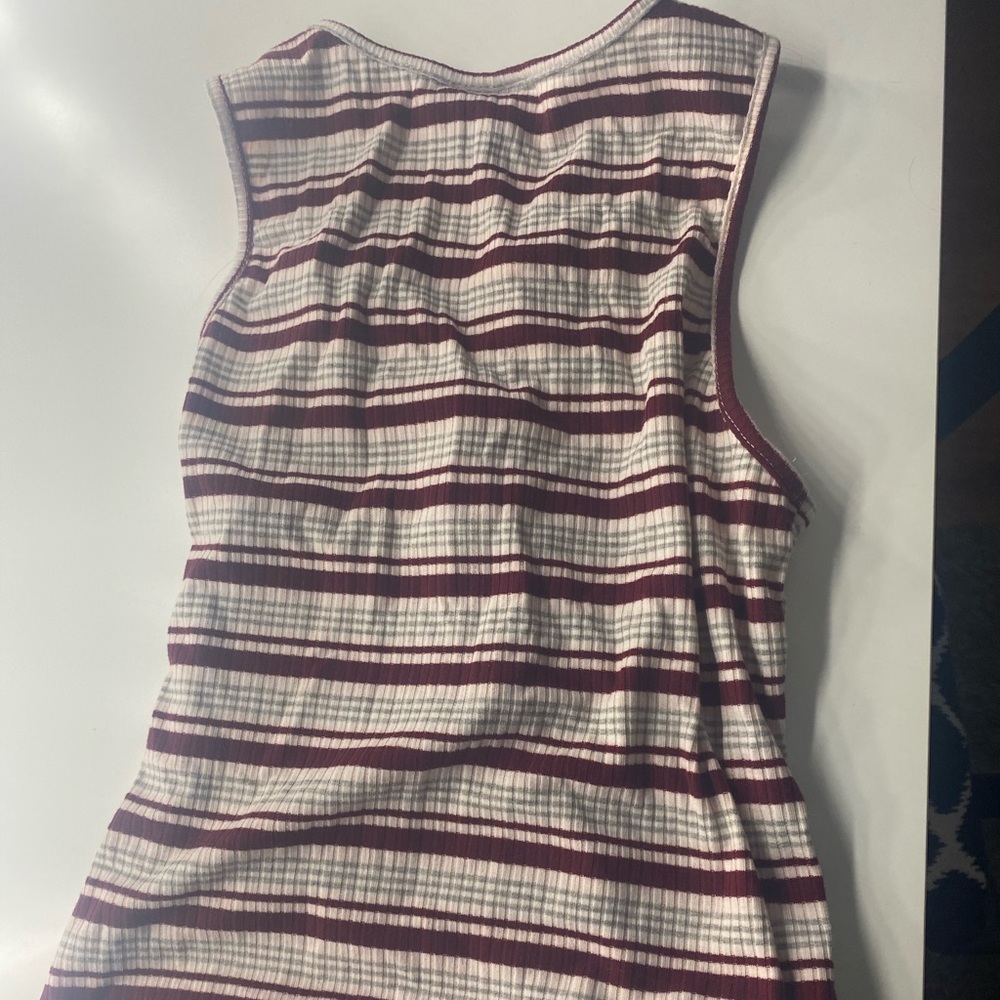 A gorgeous tank top - Picture 2 of 2